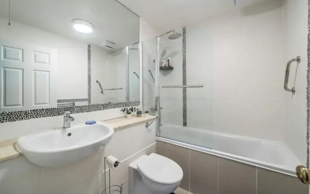 Cozy 3-bed flat near Vauxhall Gardens