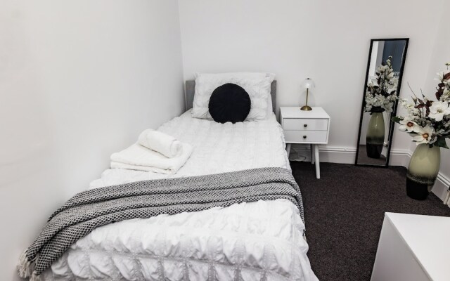 House - Sleeps 6 - Parking - Garden