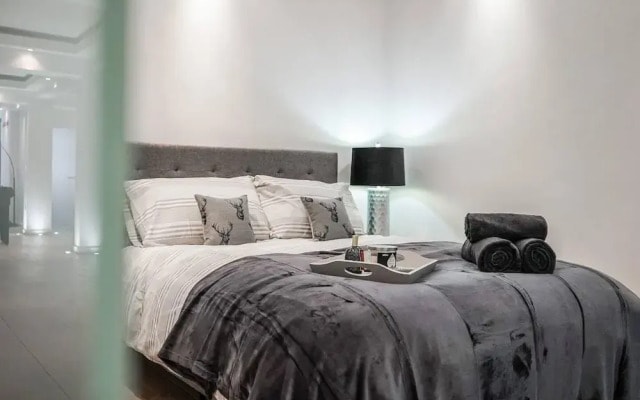 Exquisite 2400sqft 3 Bed Brick Lane Pad