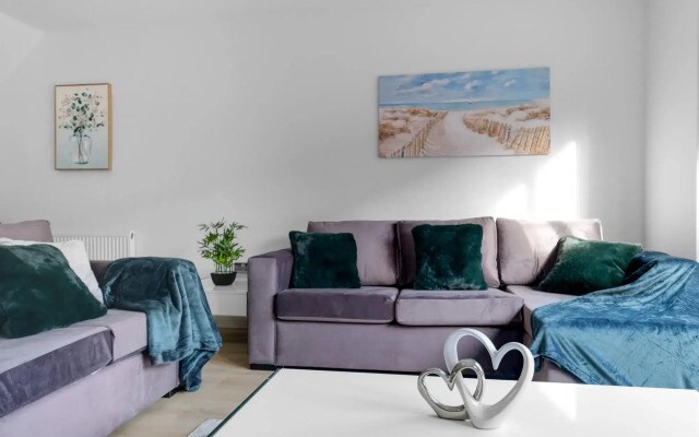 Modern 4 Bedroom House 01 With Parking in Farnham
