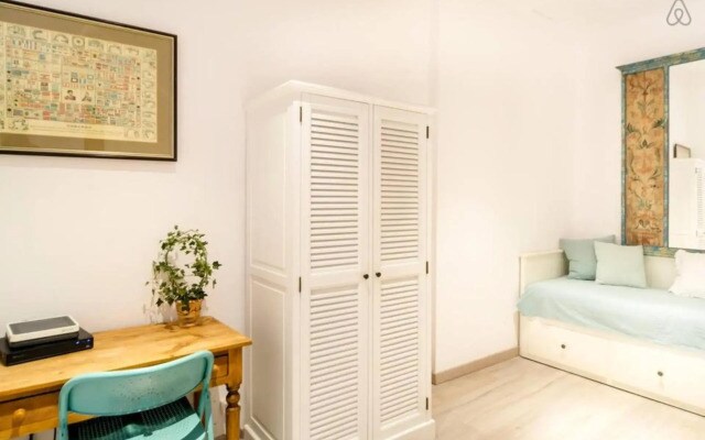 Explore a Walkable Neighborhood around a Comfy Apartment