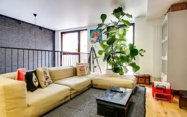 Stylish 2 bed 3 Storey House With Mezzanine