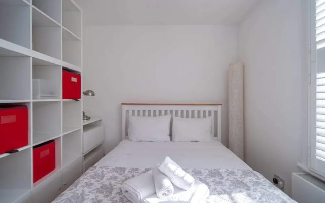 Light & airy studio, 2 mins from Queen's Park tube