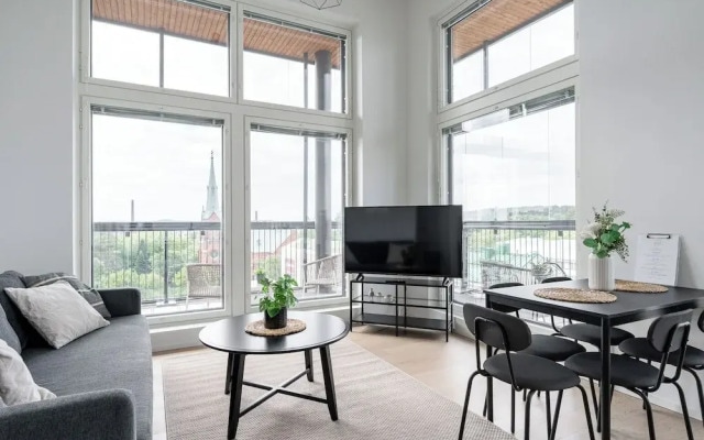 3BR Modern Loft Penthouse with Sauna & Parking