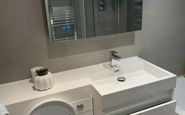 Charming 2-bed Apartment in Kingston Upon Thames