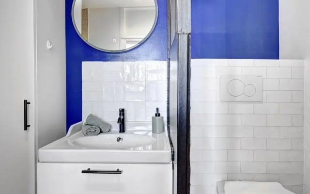 Bright 1BR Bastille Getaway - 4 Guests