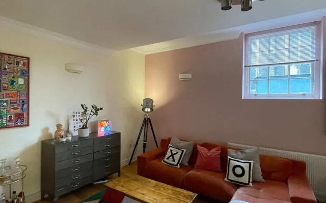 Chic Victorian Flat in Private Estate - Mile End!