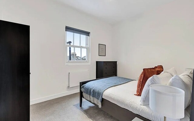 Sunny 2-bed Flat in Chiswick