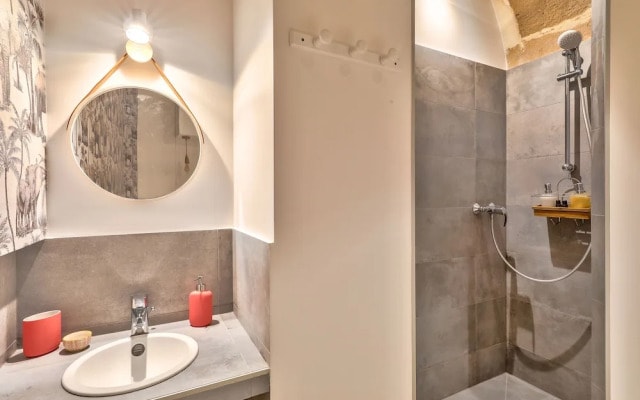 New Stunning 4 Bdrs Apt, With AC – Le Marais