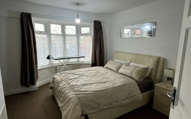 Charming Stoke House With 2 Nice Bedrooms