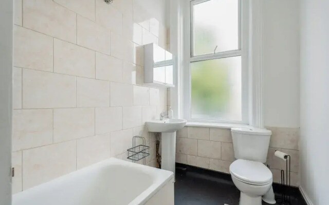 London Oasis - Modern 3 Bedroom Apartment