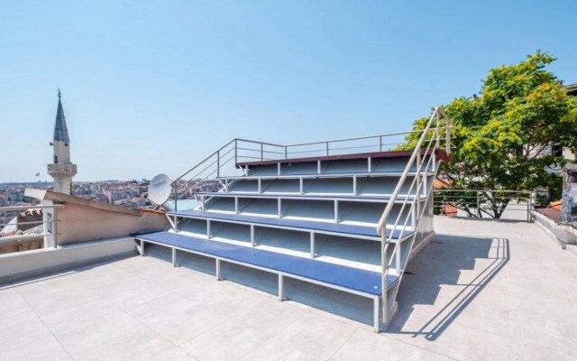 Flat with Balcony and Shared Terrace in Beyoglu
