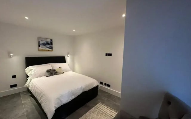 House - Sleeps 4 & Free Parking