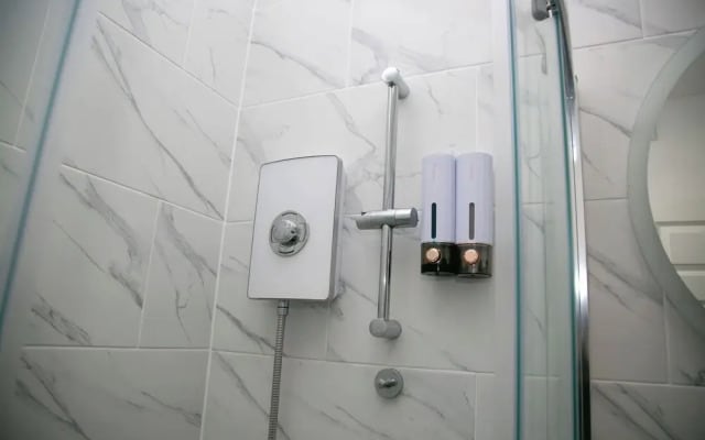 2 Bed Flat - Sleeps 3 - Wifi - Parking
