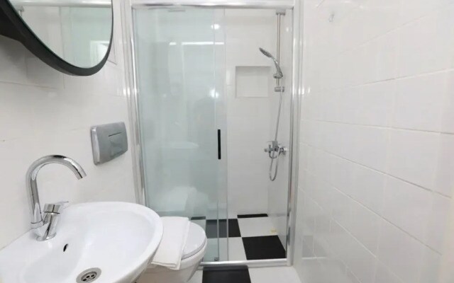 Flat with Balcony and Shared Terrace in Beyoglu