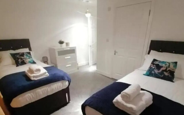 Livestay - Modern Spacious 2 Bed 2 Bath Apartment