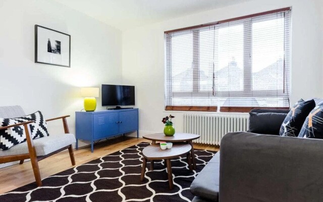 Aylie's Awesome 2 Bed Flat in Dalston