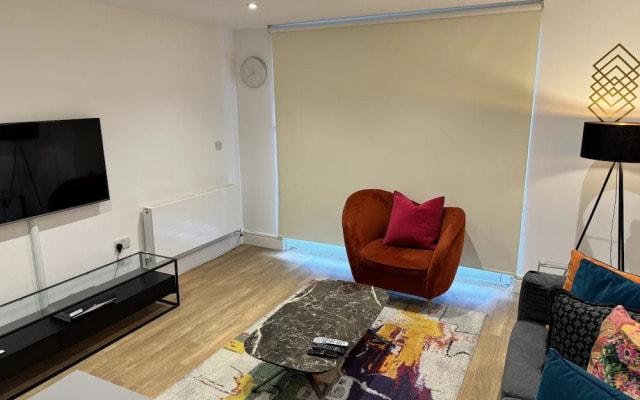 Stunning 2 Bed Apartment With Parking