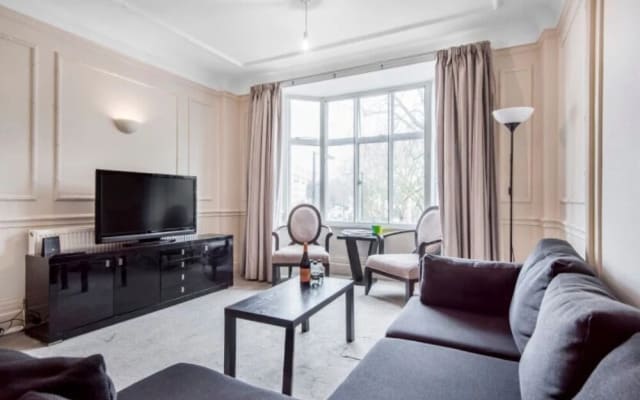 Spacious 2 Bed Apartment next to Regents Park