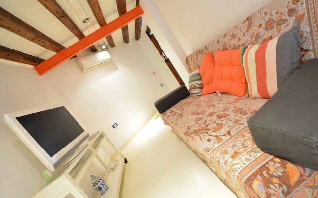 BIENNALE EASY aircond, 2pax wifi,courtyard