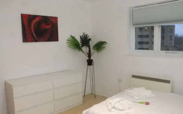 Skyline Haven Modern 2BR w/ Free Parking & 4kTV
