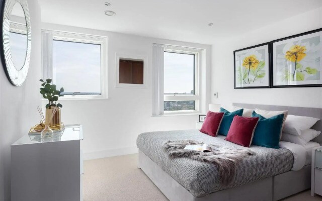 Lovely 2-Bed/2-Bath Apartment In Lincoln Plaza