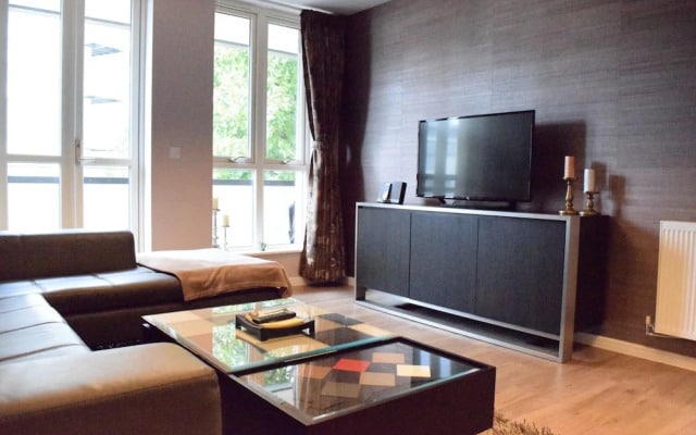 Modern 1 Bedroom Apartment With Balcony