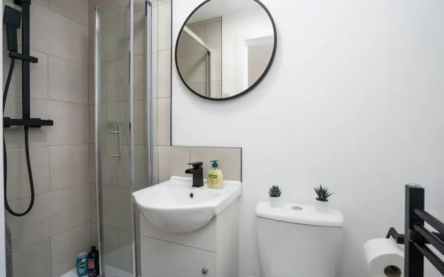 Modern 4 Bed House-free Parking