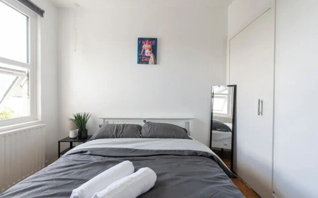 Stylish 4BR Home WiFi FreeParking