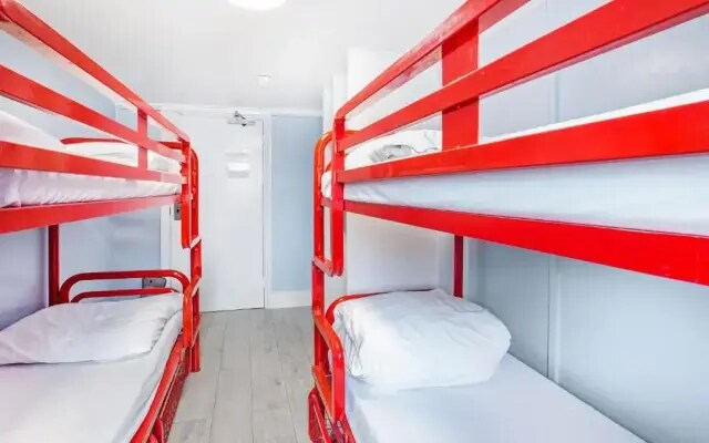 Astor Victoria Hostel 18 to 39 years