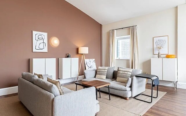Bright and Stylish Riverside Haven in Canary Wharf
