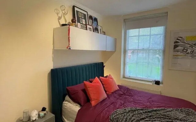 Chic Victorian Flat in Private Estate - Mile End!