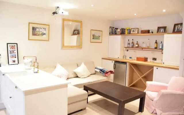 Stunning 4 Bedroom House in West London