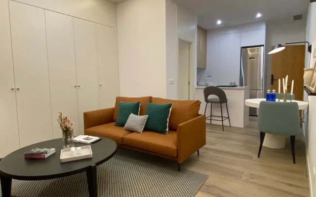 w Warm Modern 1BR Apartment in Chueca