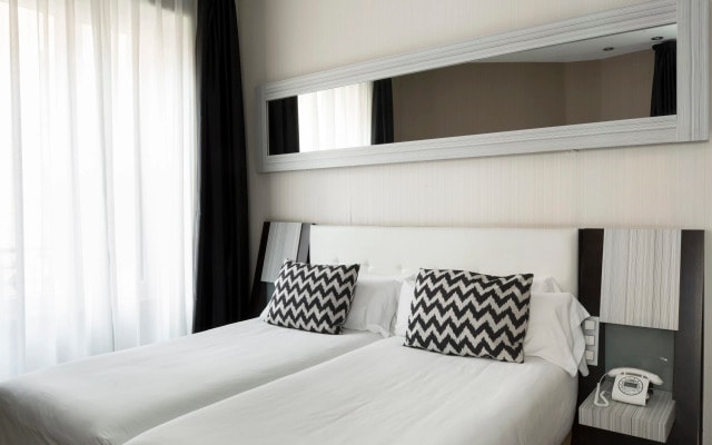 Отель Petit Palace Triball