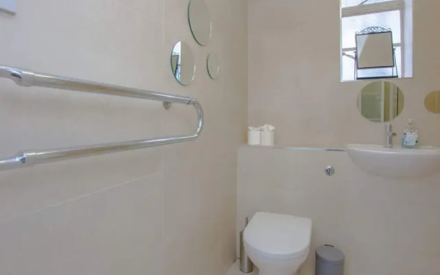 Contemporary 2 Bedroom Flat in Bayswater