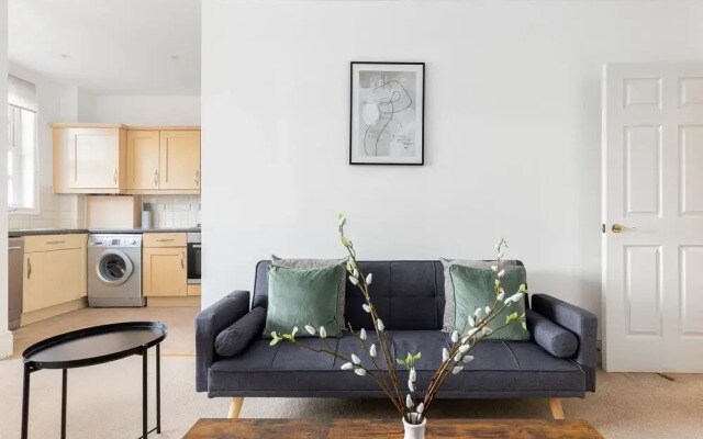 Beautiful Canal-Side Apartment in Islington