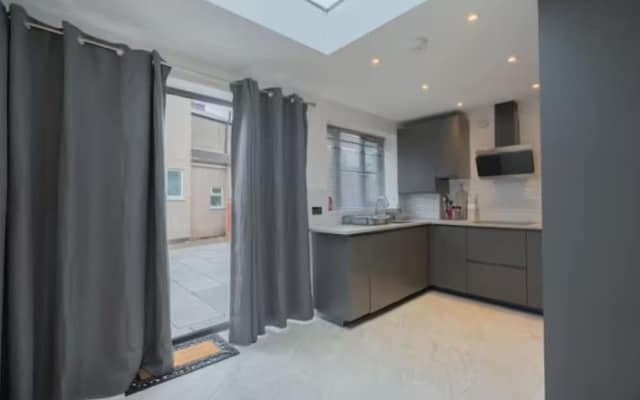 Luxury 3BR W Garden Parking Near Spurs Stadium
