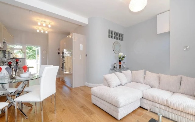 Charming 5 Star 3 Bed London Flat, Garden, Parking