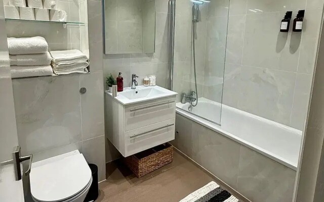 2bed Apartment-sleeps 4, Pets Ok & Balcony