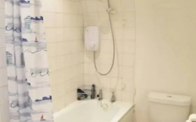2 Bedroom Flat Near The River Thames