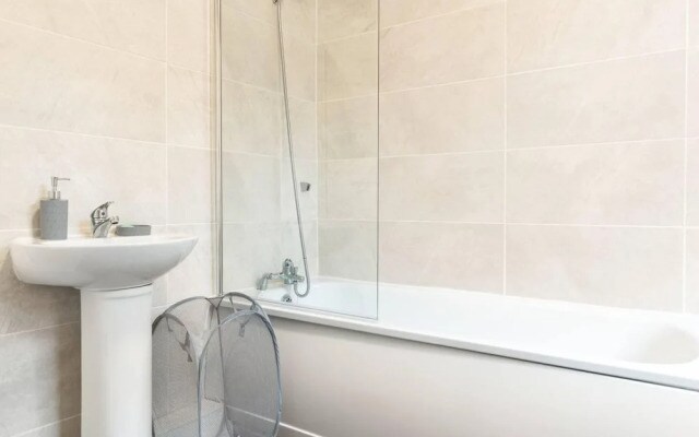 3 Bed House - Sleeps 7 - Garden - Parking - Wifi