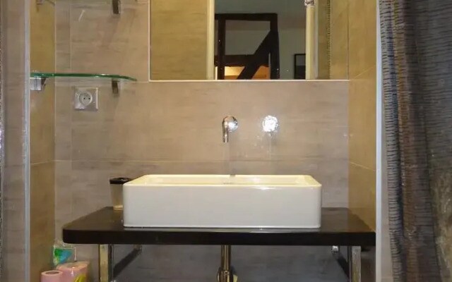 Studio in Bustling St Maur / Oberkampf Area