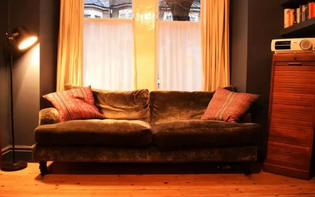 Incredible 1 Bedroom Flat Colourful and Cozy