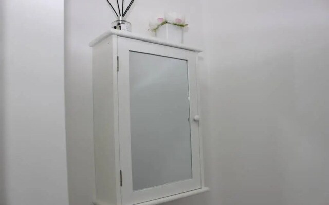 Newly Refurbished 3 Bed 2.5 Bath House in Staines
