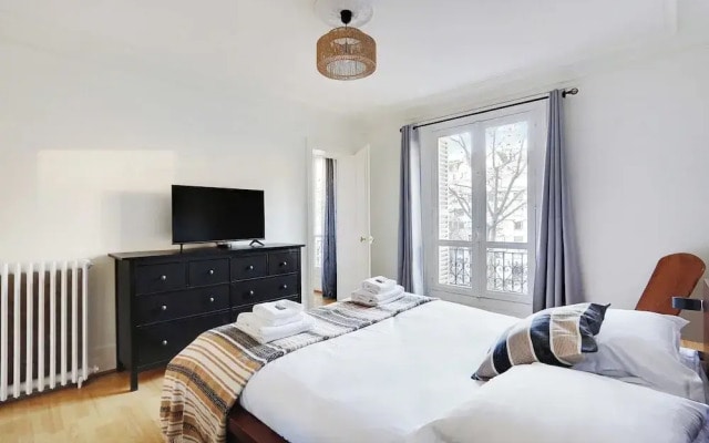 Experience the Parisian Lifestyle: 2BR Near Porte Maillot