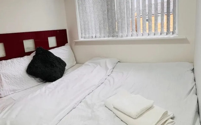 Northolt - House - Sleeps 6 - Parking - Garden