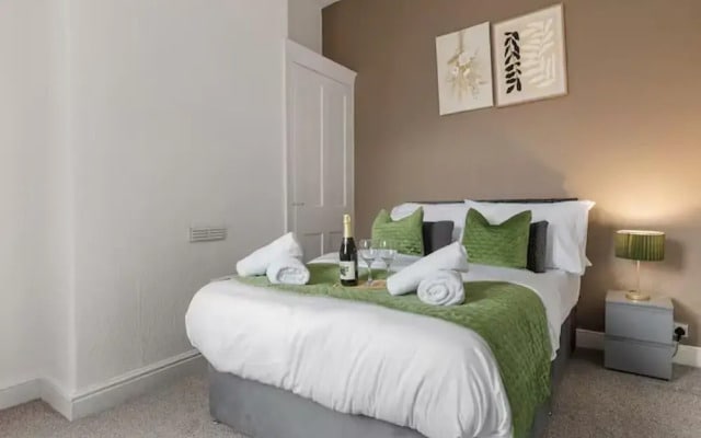 Family - Sleeps 6 - Garden - Parking