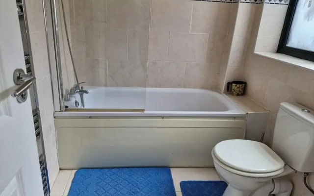 Apartment Sleeps 4 With Free Parking