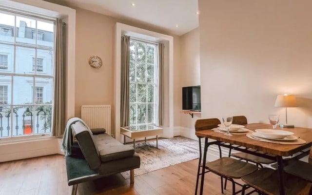 The Modern and Bright Warwick Way Apartment
